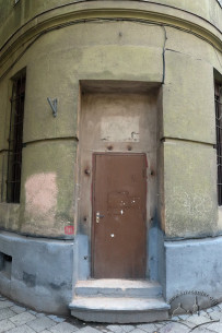 Вул. Левицького, 22. Один із входів (на куті будинку)