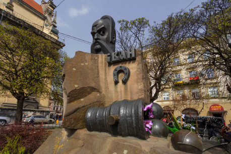 Pl. Pidkovy. Ivan Pidkova monument. On the background, former Jesuit church (on the left), and housing on vul. Teatralna