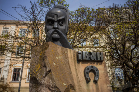 Pl. Pidkovy. Ivan Pidkova monument. On the background, housing on vul. Teatralna
