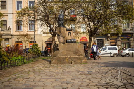 Pl. Pidkovy. Ivan Pidkova monument. On the background, the housing on vul. Teatralna