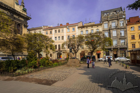 Pl. Pidkovy. Overall view of the square from southwestern side