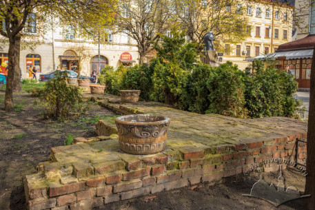 Pl. Pidkovy. Ivan Pidkova monument. On the foreground, the traced foundations of old Holy Spirit Hospital building