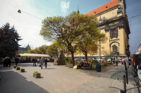 Pl. Pidkovy. Overall view of the square from southeast