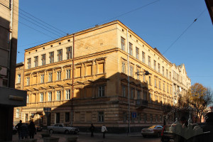 Вул. Пекарська, 9 – будинок Львівського технікуму легкої промисловості.