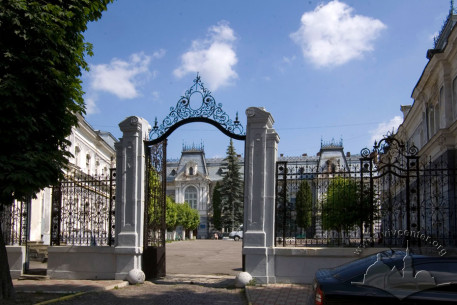 Вул. Пекарська, 19. Брама-вхід на територію колишнього палацу