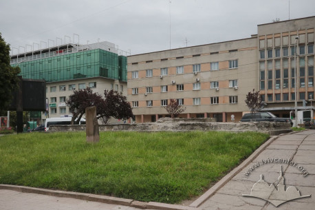 Pl. Petrushevycha. The reinforced concrete plate on the lawn used to be the base of the monument to Yaroslav Halan