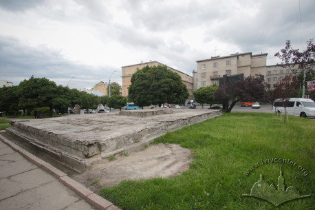 Pl. Petrushevycha. The reinforced concrete plate on the lawn used to be the base of the monument to Yaroslav Halan