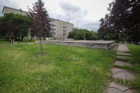 Pl. Petrushevycha. The reinforced concrete plate on the lawn used to be the base of the monument to Yaroslav Halan