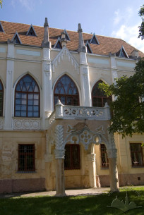 Вул. Пекарська, 50а. Центральна частина південного фасаду. Раніше під балконом був головний вхід до палацу