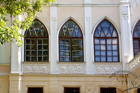 Вул. Пекарська, 50а. Вікна 2-го поверху на південному фасаді. Особливістю вікон є їхня столярка, виконана з імітацією кам'яних готичних масверків
