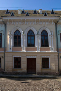 Вул. Пекарська, 50а. Центральна частина північного фасаду з теперішнім головним входом