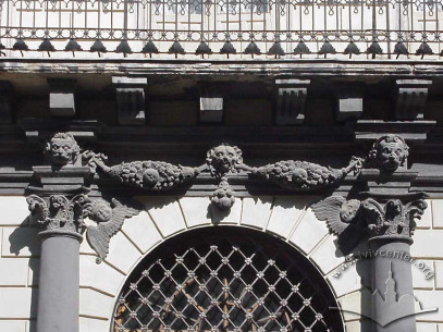Pl. Rynok, 6. The carved stone decoration above the main portal