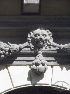 Pl. Rynok, 6. A carved stone detail of the portal decoration (a lion head mascaron)