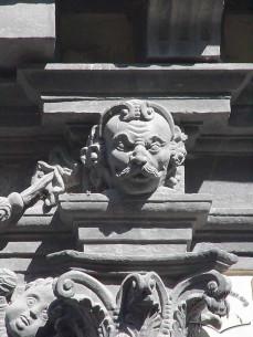 Pl. Rynok, 6. A carved stone detail of the portal decoration (a man's head mascaron)