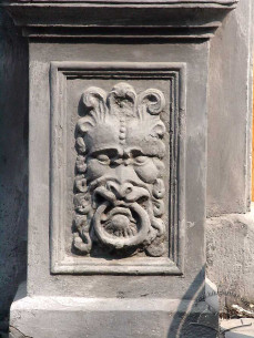 Pl. Rynok, 6. A bass relief on a semi column's pedestal (near the portal)
