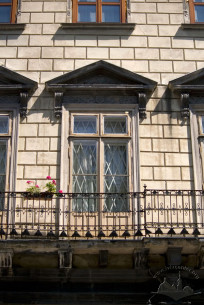 Pl. Rynok, 6. A 2nd floor balcony door