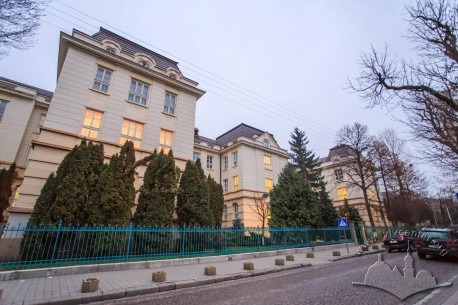 Вул. Пекарська, 69. Загальний вигляд корпусу з вулиці