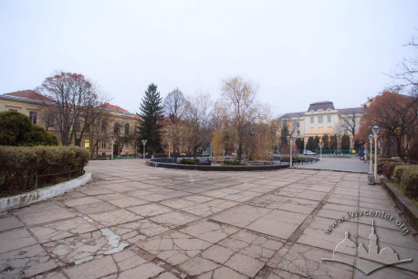Вул. Пекарська, 69. Вигляд будинку з території між трьома корпусами університету, розташованими навпроти (корпуси анатомії, патології та фармакології)