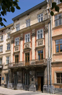Pl. Rynok, 8. View of the main facade