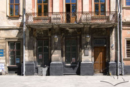 Pl. Rynok, 8. Part of the main facade