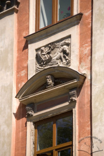 Pl. Rynok, 8. An empire style pediment and bass relief over a 2nd floor window