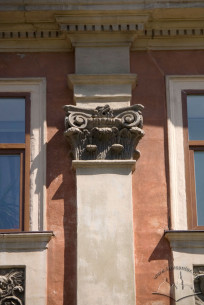 Pl. Rynok, 8. Pilaster with a corinthian capital