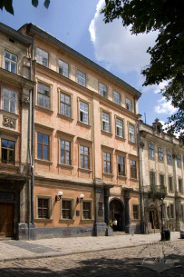 Pl. Rynok, 9. View of the building and the adjoning house