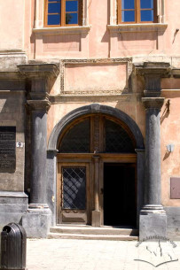 Pl. Rynok, 9. The main portal