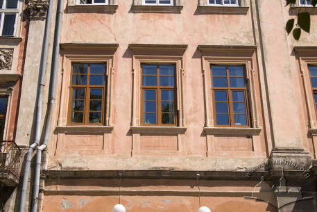 Pl. Rynok, 9. The 2nd floor windows