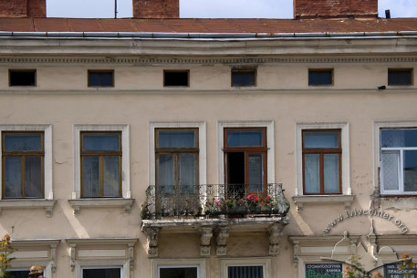 Просп. Шевченка, 8. Фрагмент фасаду в рівні ІІІ-го поверху