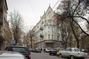Вул. Коновальця, 7 – житловий будинок