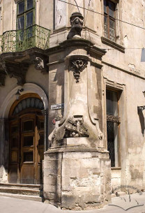 Pl. Rynok, 10. The decorated corner part of the builidng