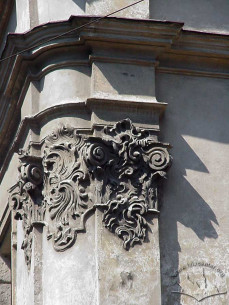 Pl. Rynok, 10. Corinthian capitals of the pilasters with rocailles