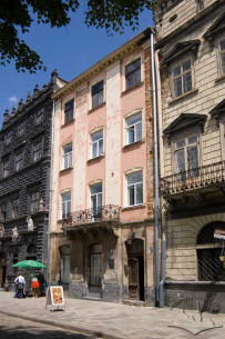 Pl. Rynok, 5. View of the building and the adjoining houses