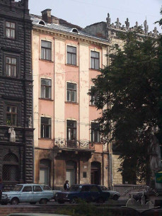 Pl. Rynok, 5. View of the building and the adjoining houses