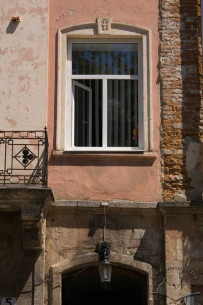 Pl. Rynok, 5. Part of the main facade. A fragment of the main portal is seen in the bottom