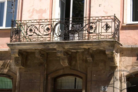 Pl. Rynok, 5. A balcony on the 2nd floor