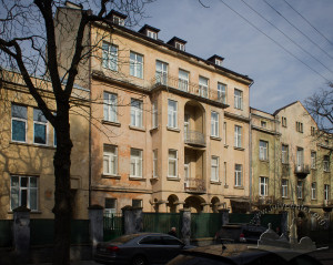Вул. Коновальця, 22 – будинок лікарні (колишній житловий)