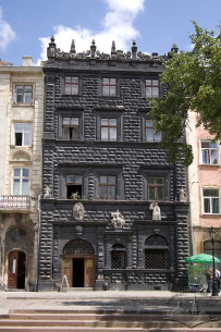 Пл. Ринок, 4. Вид на головний фасад кам'яниці