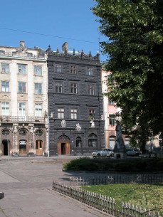 Пл. Ринок, 4. Вид на головний фасад кам'яниці, справа видний фонтан зі скульптурою Адоніса