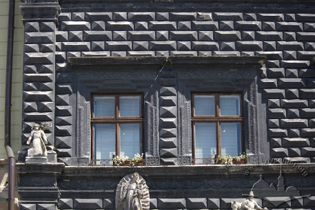 Пл. Ринок, 4. Вікна ІІ-го поверху