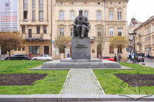 Просп. Шевченка – пам'ятник Михайлові Грушевському