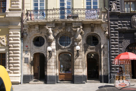 Pl. Rynok, 3. Part of the main facade