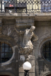 Pl. Rynok, 3. A stone atlant supporting the 2nd floor balcony