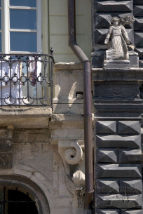Pl. Rynok, 3. Part of the main facade. A fragment of the "Black House" is seen on the right