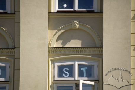 Pl. Rynok, 3. Decor above a 2nd floor window