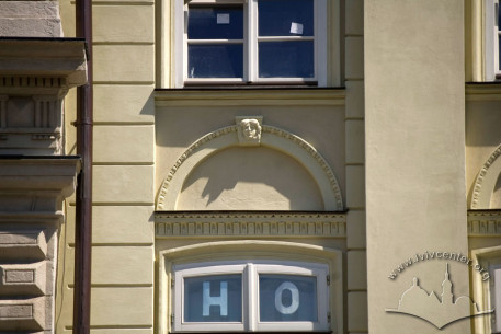 Pl. Rynok, 3. Decor above a 2nd floor window
