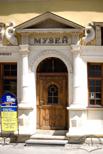 Pl. Rynok, 2. The reconstructed main portal