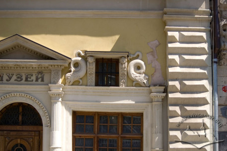 Pl. Rynok, 2. Part of the main facade