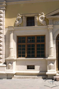 Pl. Rynok, 2. Part of the main facade